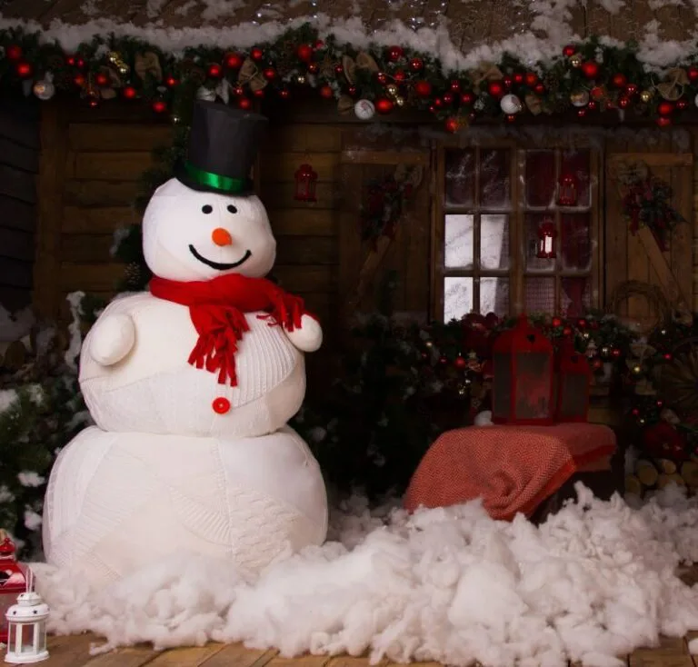 Attractive Christmas Decors Inside a Wooden House
